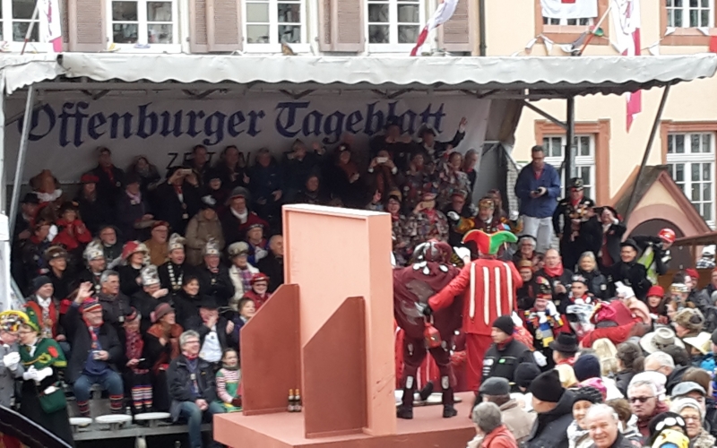 Narrensprung Gengenbach, Zuschauer unter der Tribüne besichtigen den Umzug