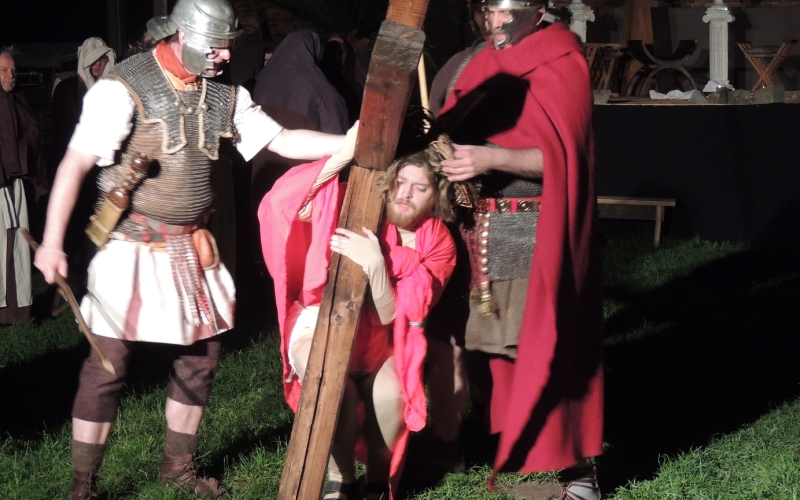 Passion Salzkotten-Verne, Jesus fällt unter das Kreuz, im Hintergrund römische Soldaten