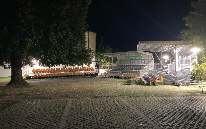 Beleuchtete Tribünen bei Nacht.