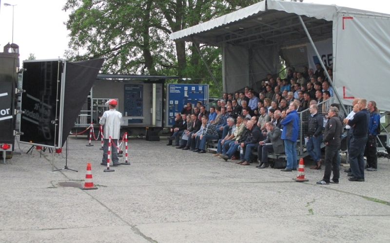 besetzte Tribüne. Die Zuschauer sehen eine Demonstration der Fa. Geberit