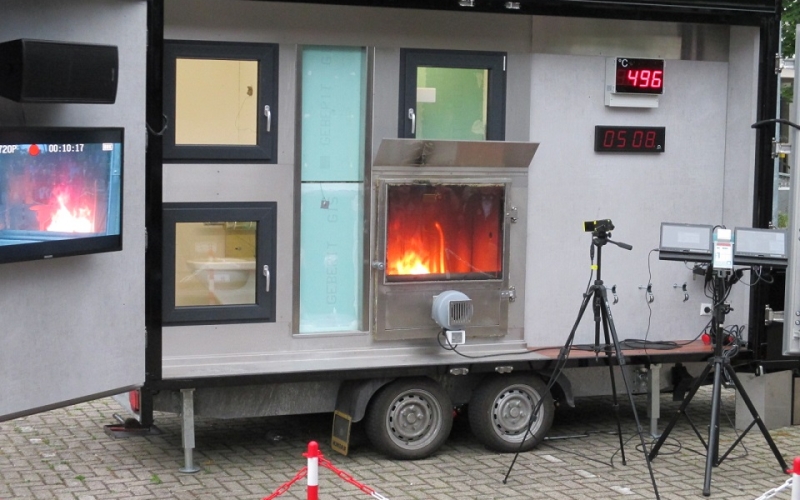 Auf einem Anhänger eine Demonstration eines Brandes in einem Gebäude