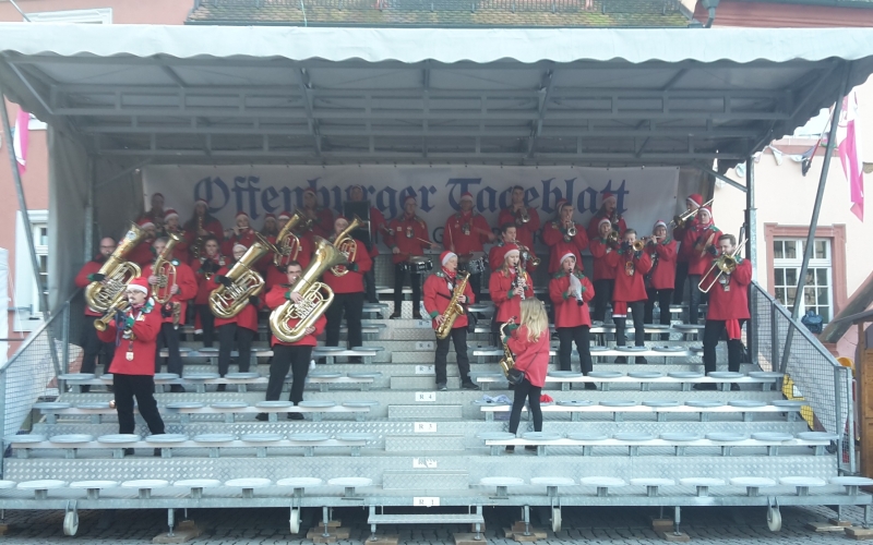 eine Blaskapelle spielt im Schutz der Tribüne, Ansicht von vorne