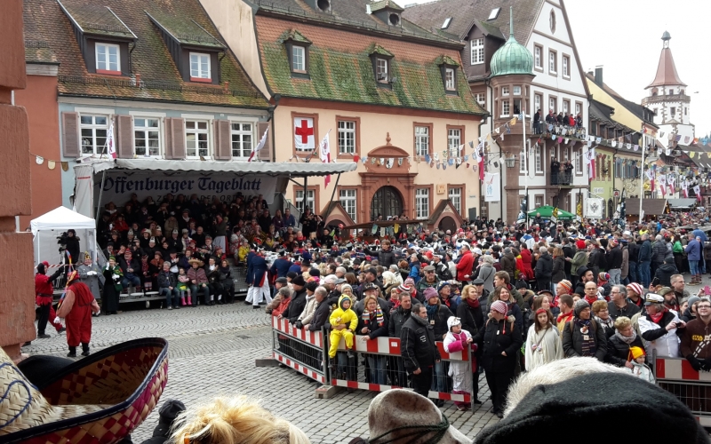 Narrensprung Gengenbach, im Hintergrund die besetzte Tribüne