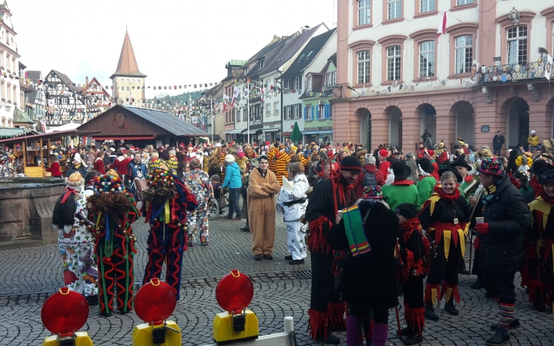 Narrensprung Gengenbach Narren und Zuschauer auf dem Marktplatz