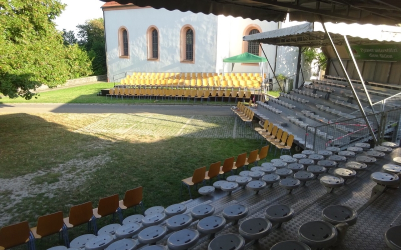 Aufbau der Tribünen.