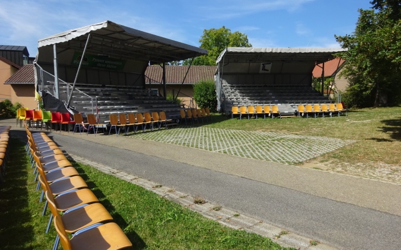 Aufbau der Tribünen ohne Zuschauer. Zusätzliche Stuhlreihen im Vordergrund